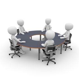 Persone stilizzate sedute intorno ad un tavolo