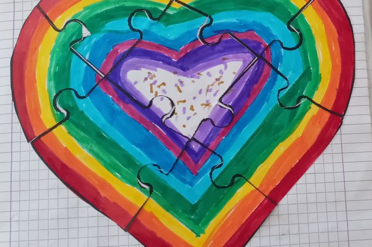 Disegno di un puzzle a forma di cuore arcobaleno